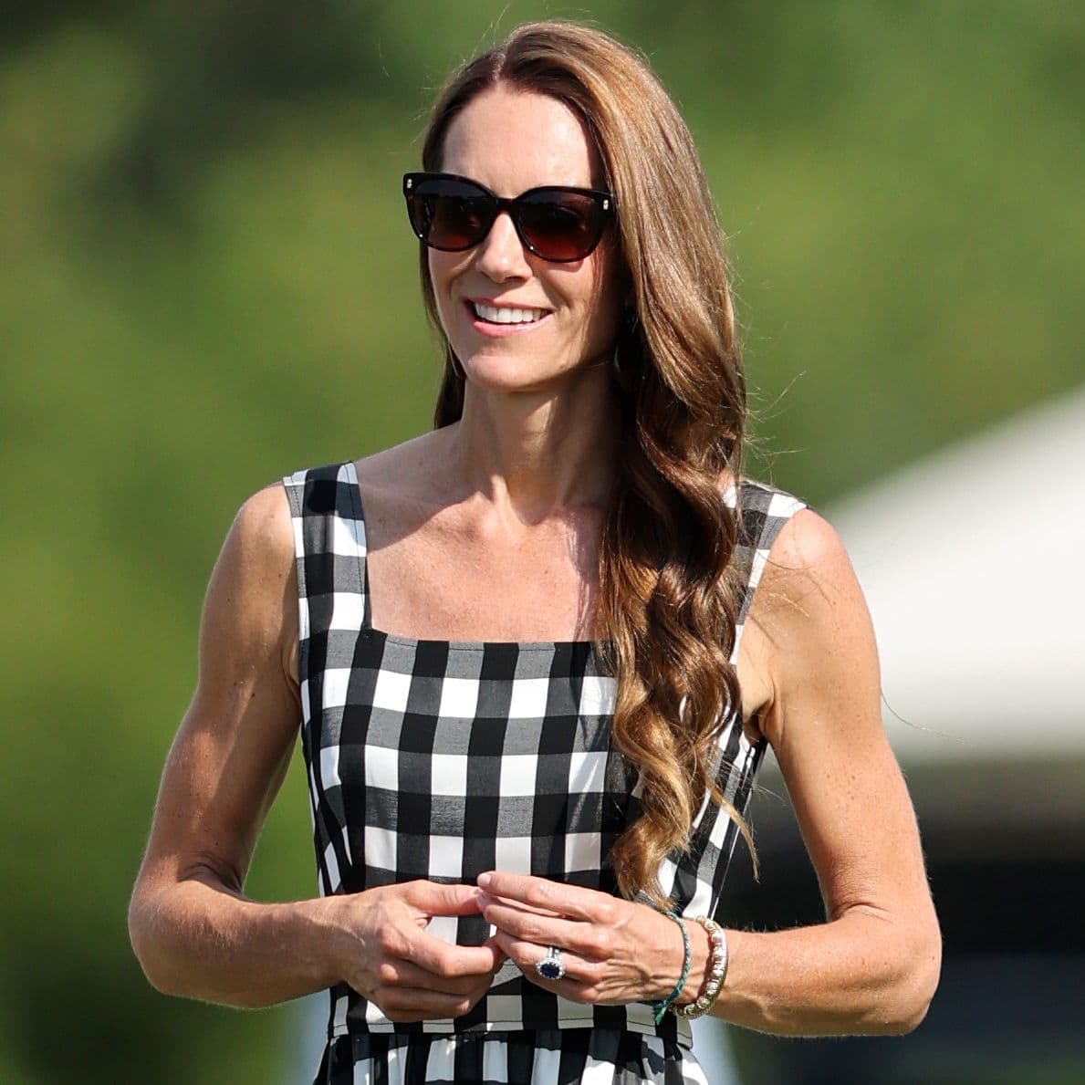  Women in Their 40s Who Want to Look Elegant Wear This Dress Trend With These Classic Heels 