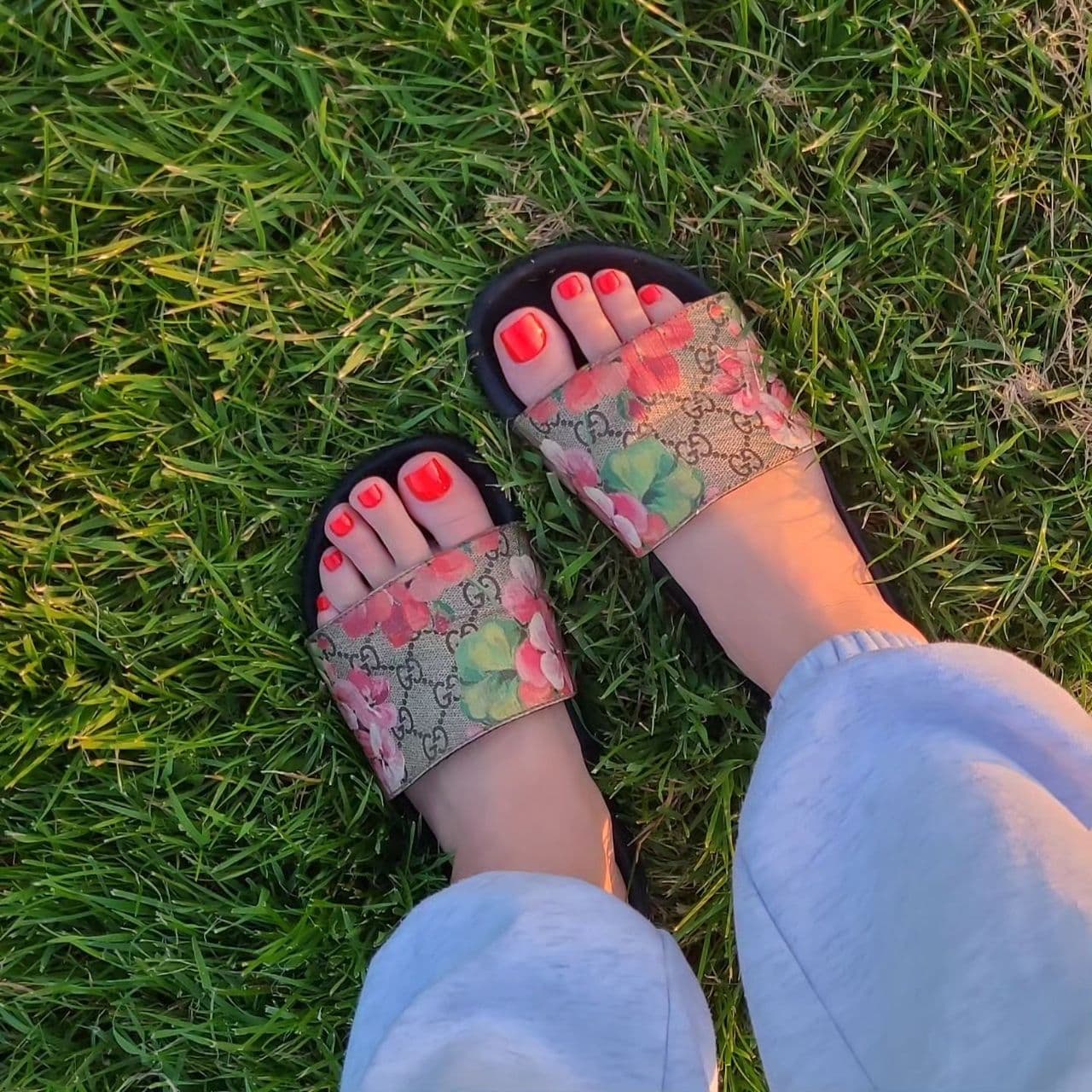  Hold the Red—It Girls Are Pairing Black Sandals With This Chicer, Punchier Pedicure Color 
