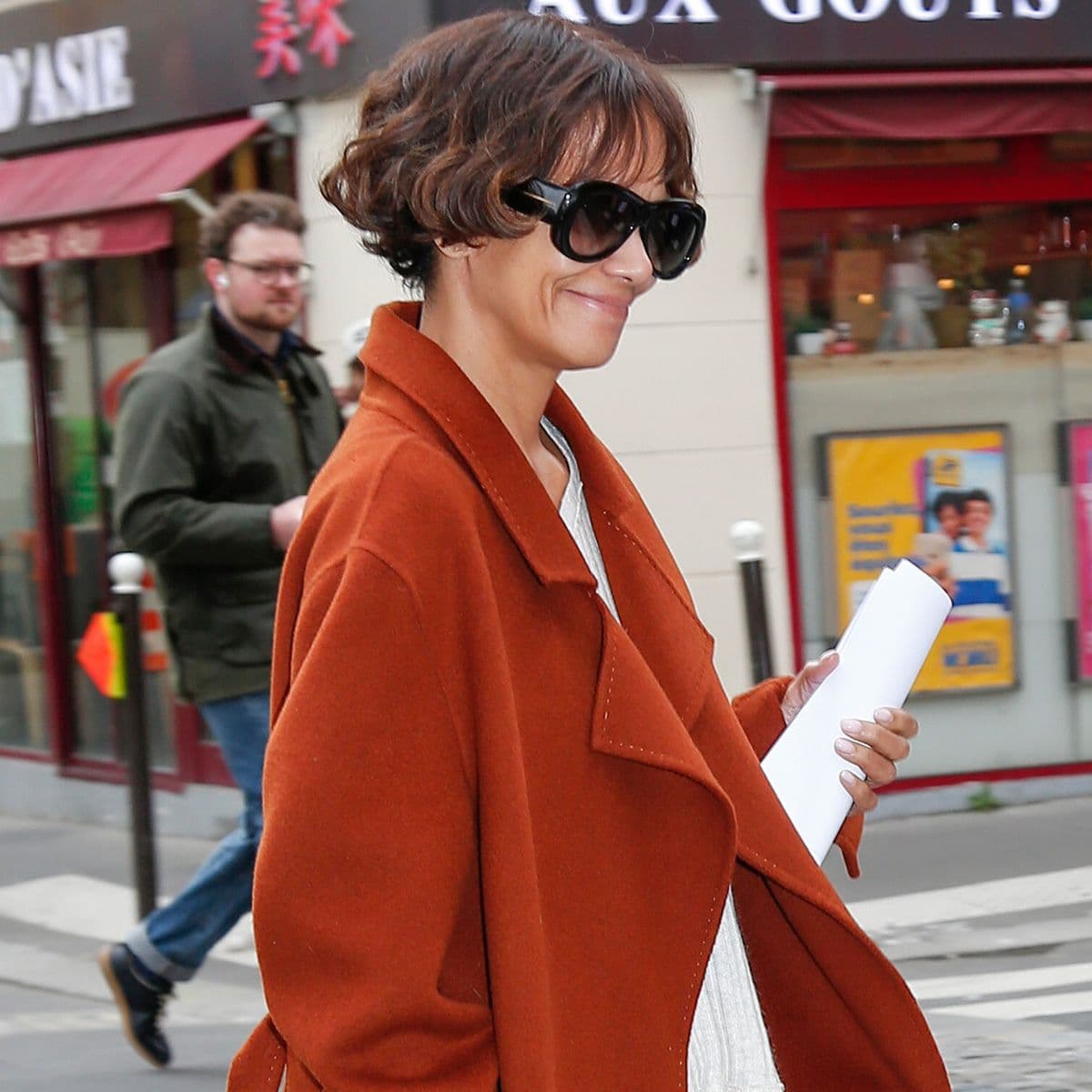  FYI: Fashion People in Paris Are Wearing This "Dated" Shoe Trend With Barrel-Leg Jeans 