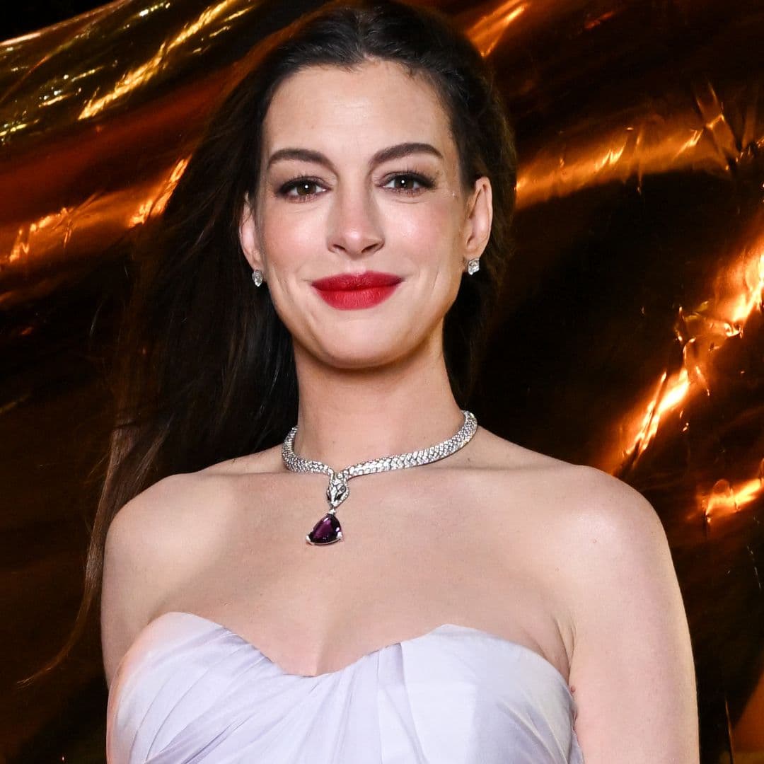 Be Gone, Big Bags—Anne Hathaway Just Started NYFW With a Tiny Purse