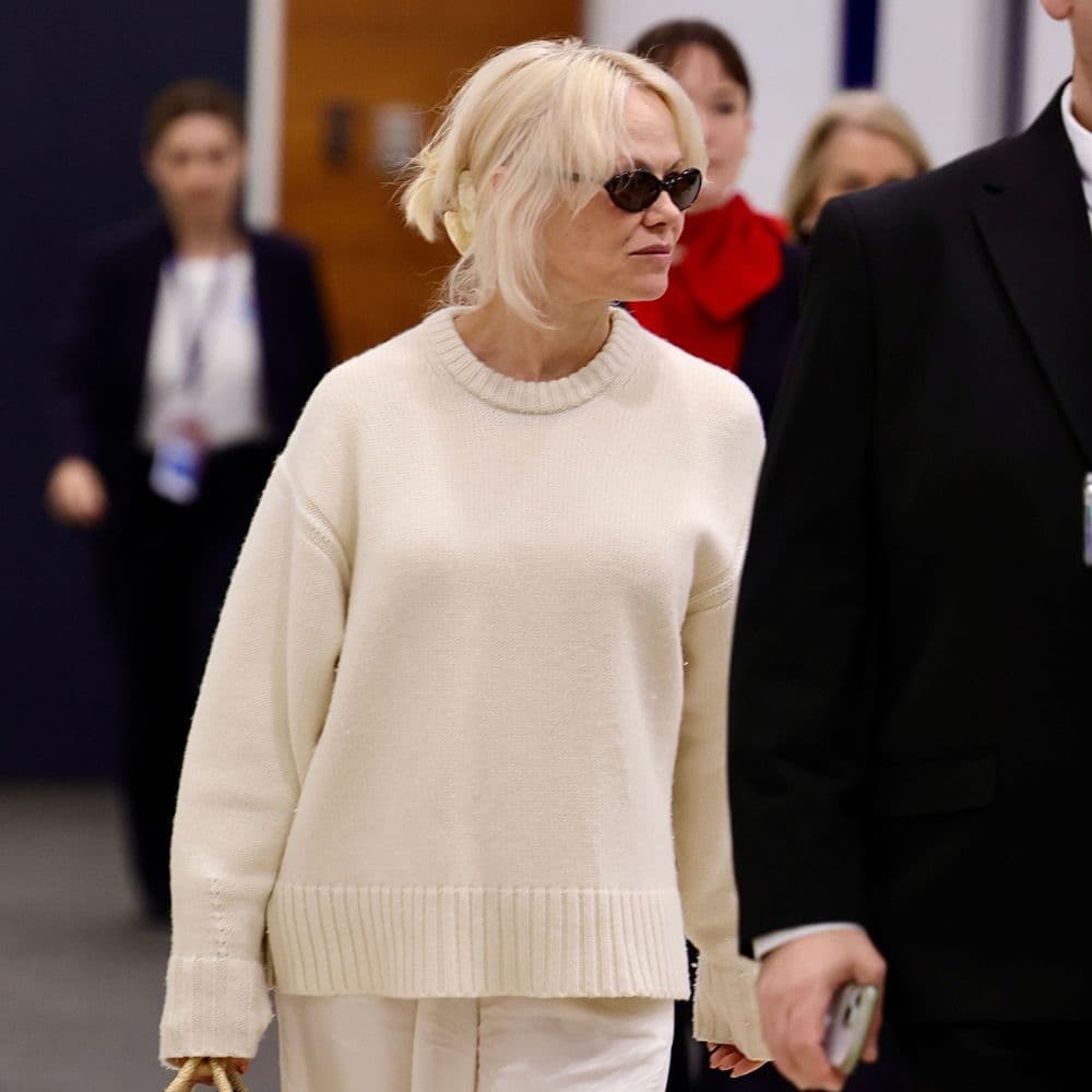 Pamela Anderson’s Airport Look Includes the French-Girl Shoe and Bag Combo I Actually Recommend Travelling With 