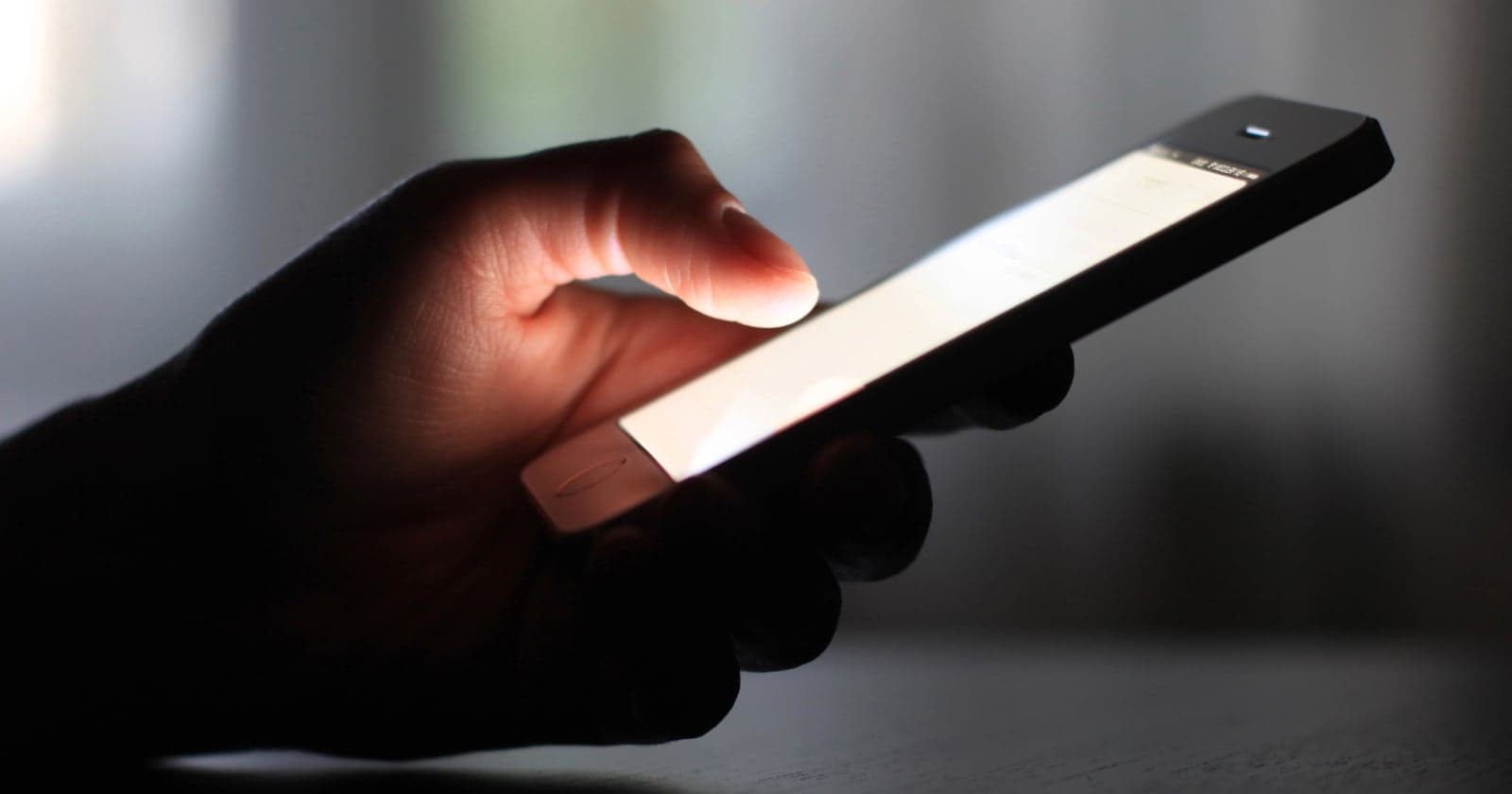 Apple and Google Direct Users to AI ‘Nudify’ Apps: Report