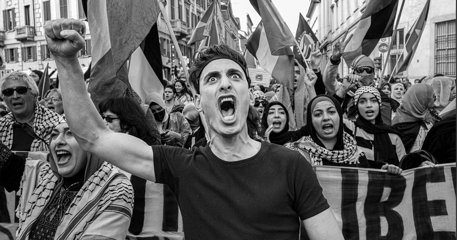 We Need Street Photography Now More Than Ever