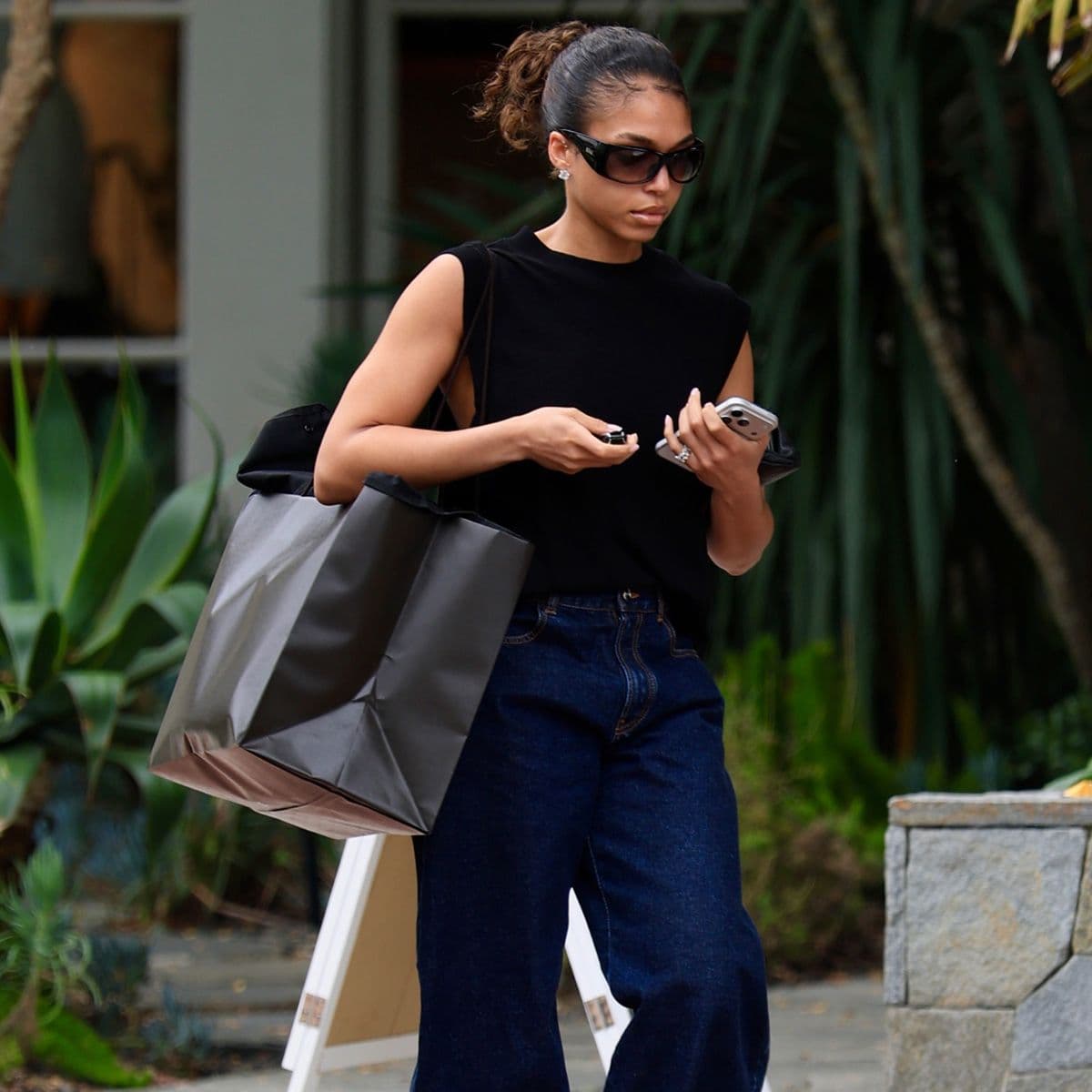 Hold the Black Flip-Flops—Wearing This Shoe Color With Dark-Wash Jeans Will Get You More Compliments